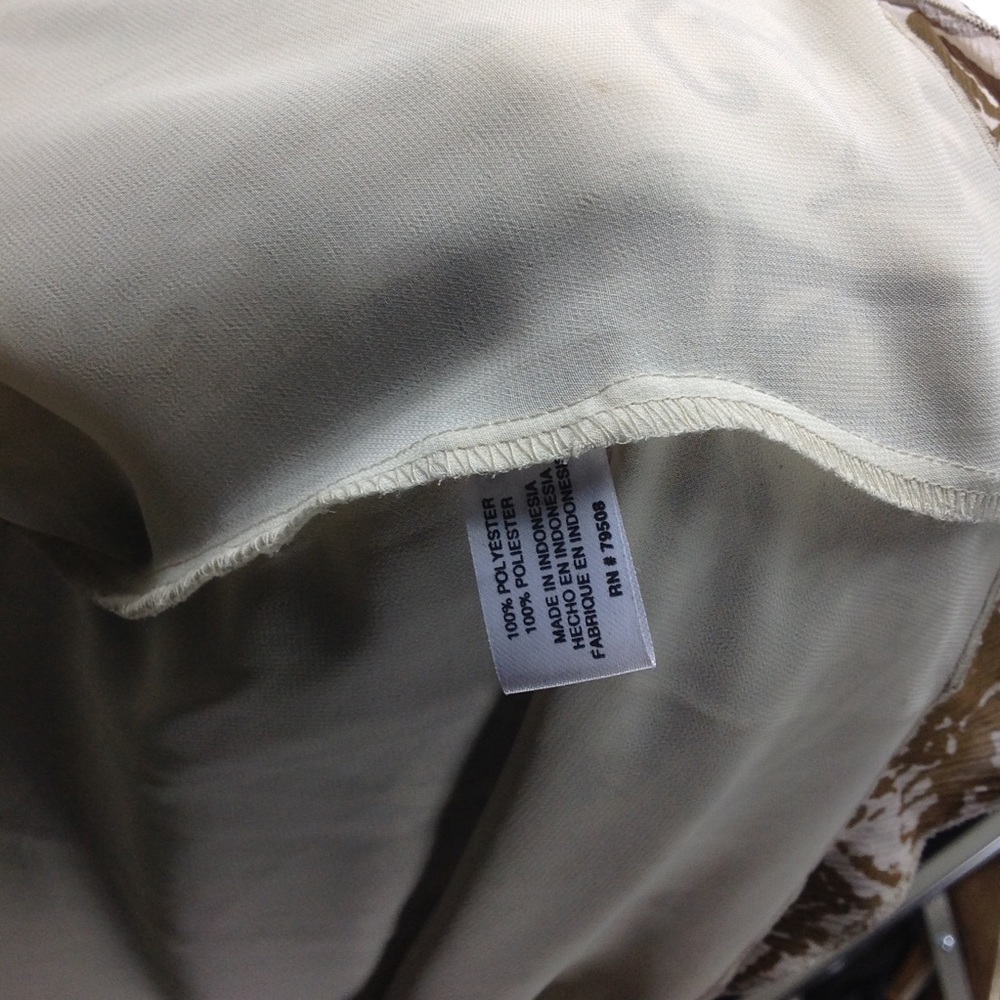 Violet & Claire Tan & CreM Sleeveless V-ne… - Picture 6 of 7